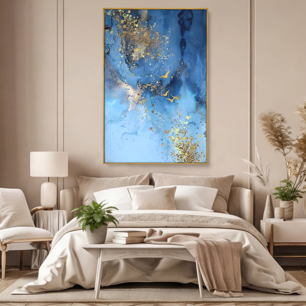 Tablou canvas cu tablou abstract cu pasari aurii, in rama de aluminiu auriu, pe perete intr-un dormitor
